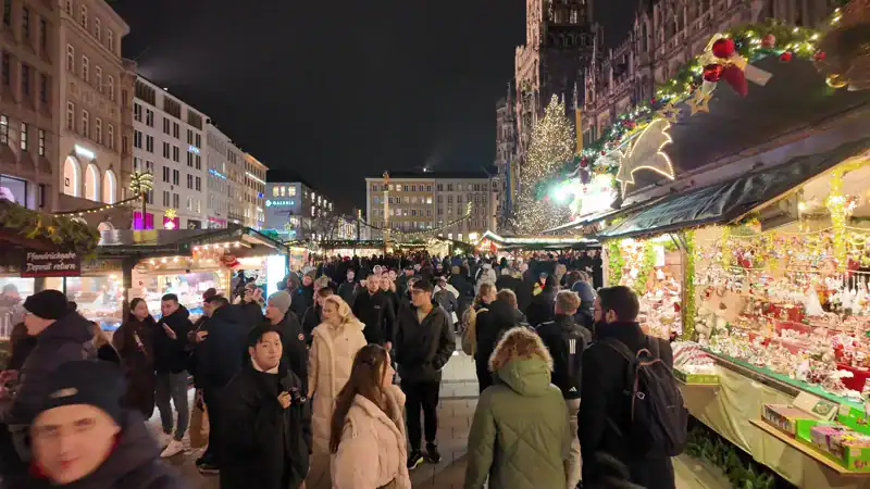 El Christkindlmarkt de Múnich en la Marienplatz, de noche