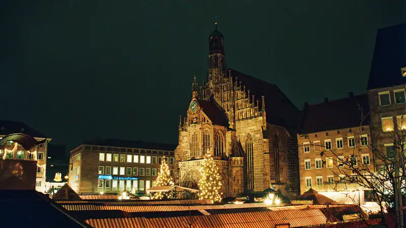 El Christkindlesmarkt de Núremberg de noche, con la Frauenkirche iluminada