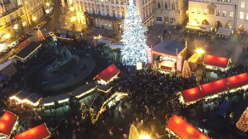 El mercado navideño de la Plaza de la Ciudad Vieja de Praga, visto desde la torre del ayuntamiento