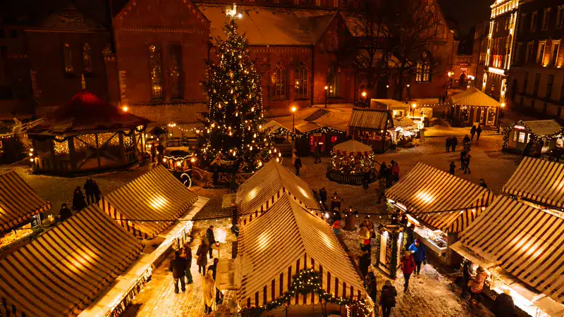 El mercado navideño de Riga en la Doma laukums, con nieve