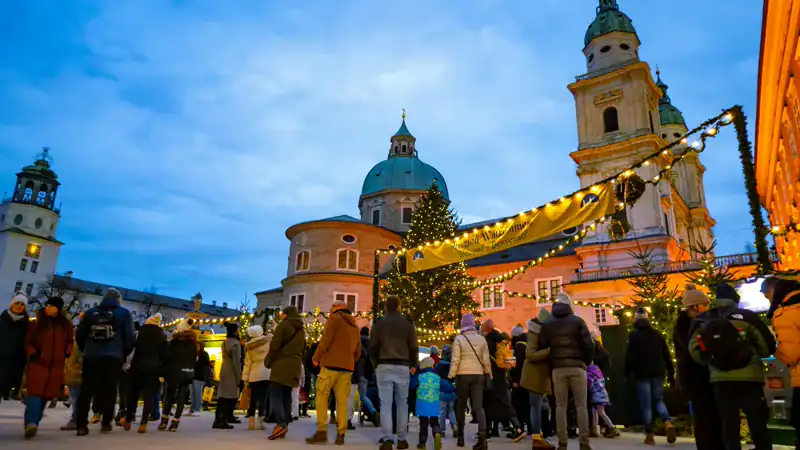 El Christkindlmarkt de Salzburgo con las torres de la catedral detrás