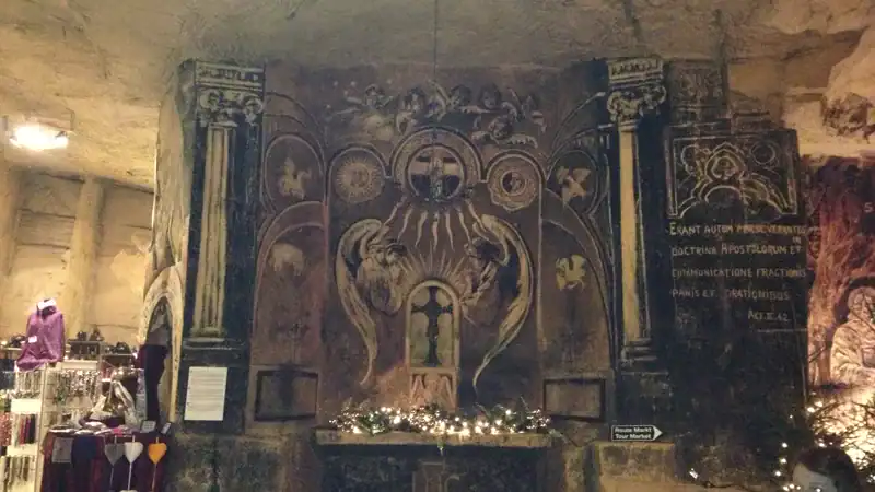 Un puesto del mercado navideño dentro de la Gemeentegrot de Valkenburg
