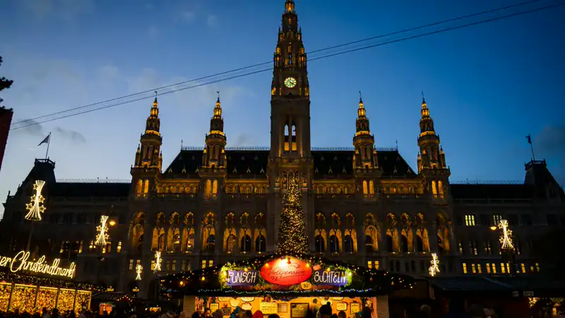 El Christkindlmarkt de Viena frente al Rathaus iluminado