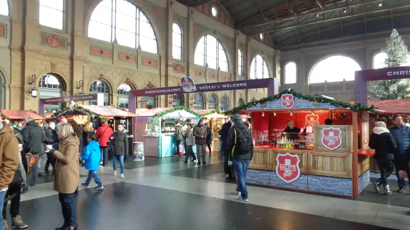 El mercado navideño cubierto en el hall de la estación central de Zúrich