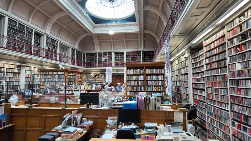 Sala principal de la biblioteca Lit & Phil de Newcastle, con estanterías de madera y galería superior