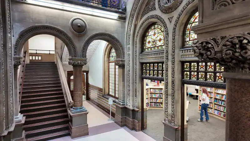 Interior de la Biblioteca Central de Leeds, el edificio de 1884 que nació como oficinas municipales