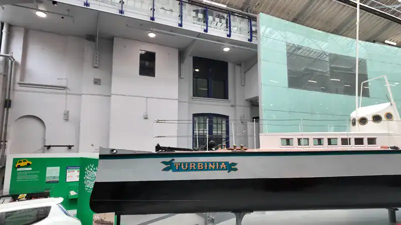 La Turbinia, el primer barco del mundo con turbinas de vapor, en el hall del Museo Discovery de Newcastle