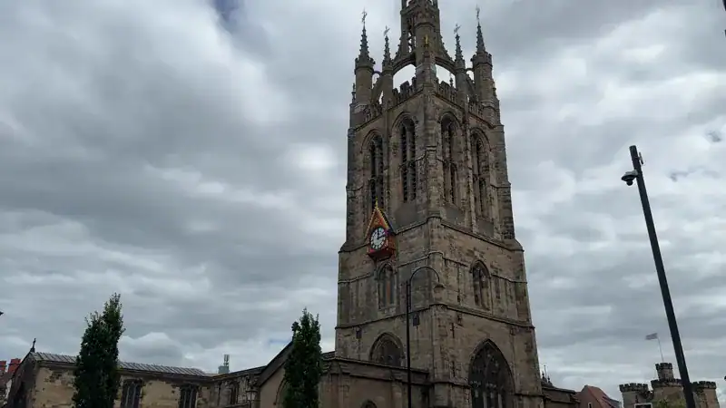 La catedral de San Nicolás de Newcastle vista desde afuera, con su torre linterna de 1448