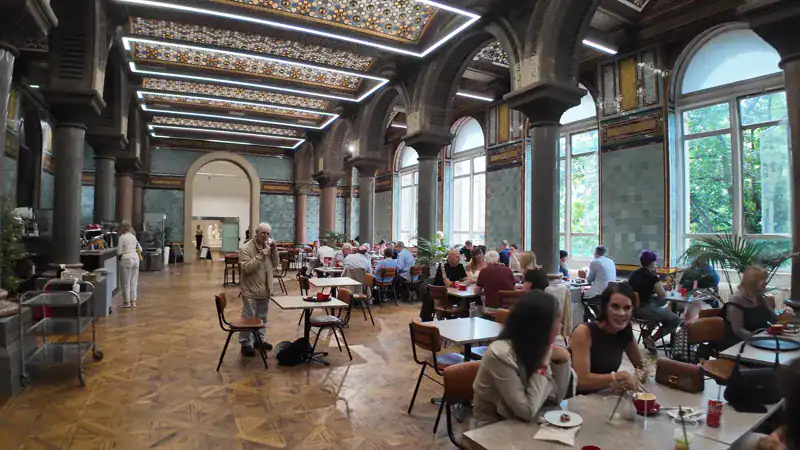 Tiled Hall Café de Leeds: azulejos turquesa, techo abovedado con mosaicos y columnas de mármol