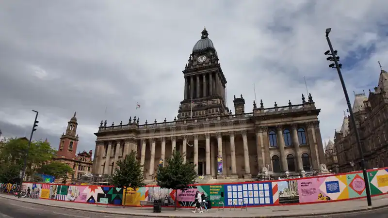 Ayuntamiento de Leeds, de Cuthbert Brodrick, inaugurado en 1858 y en restauración