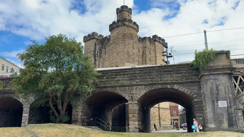 El torreón del castillo de Newcastle y el viaducto del tren que parte el castillo al medio
