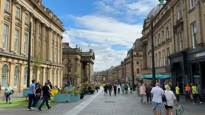 Fachadas georgianas de piedra a los dos lados de una calle de Grainger Town, en Newcastle