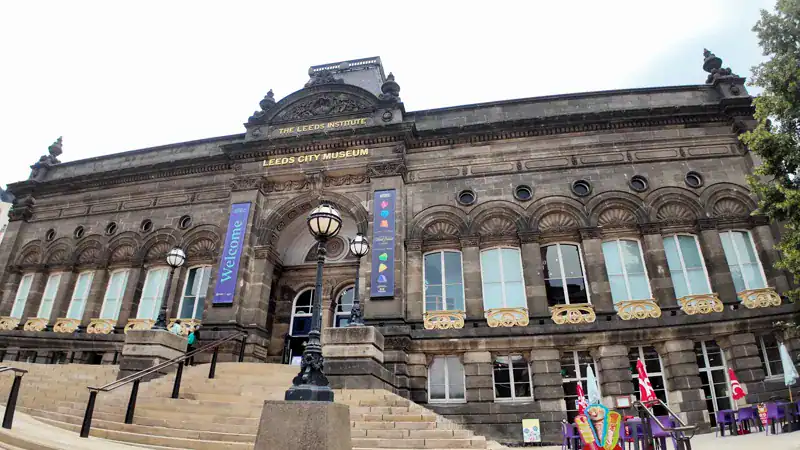 Fachada del Museo de la Ciudad de Leeds, el antiguo Mechanics' Institute de Cuthbert Brodrick
