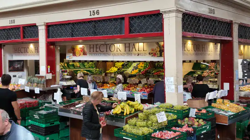Puesto de frutas y verduras en el Mercado Grainger de Newcastle, el mercado cubierto de 1835