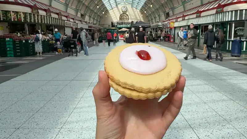 La galleta Empire biscuit, con el pasillo del Grainger Market de Newcastle de fondo