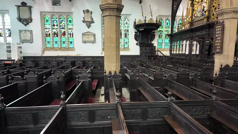 Bancos cerrados del siglo XVII en la iglesia de San Juan Evangelista, la más antigua del centro de Leeds