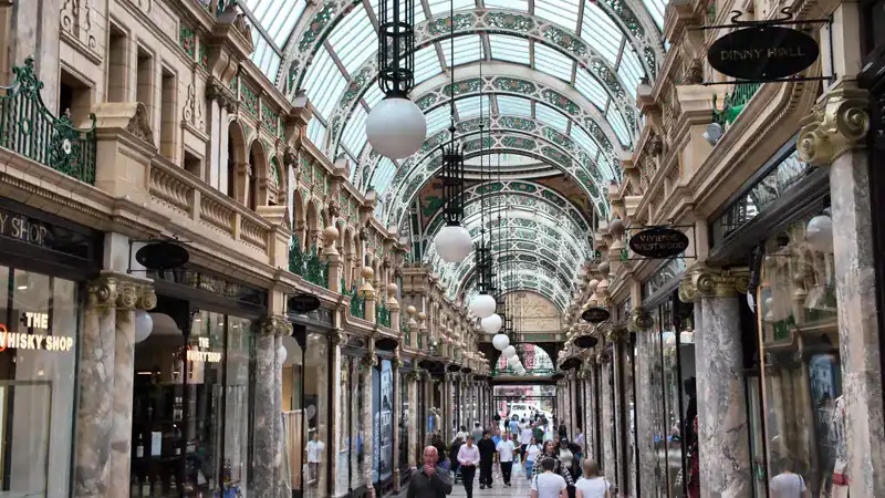 County Arcade en el Victoria Quarter de Leeds: mármol, mosaicos y hierro forjado de Frank Matcham