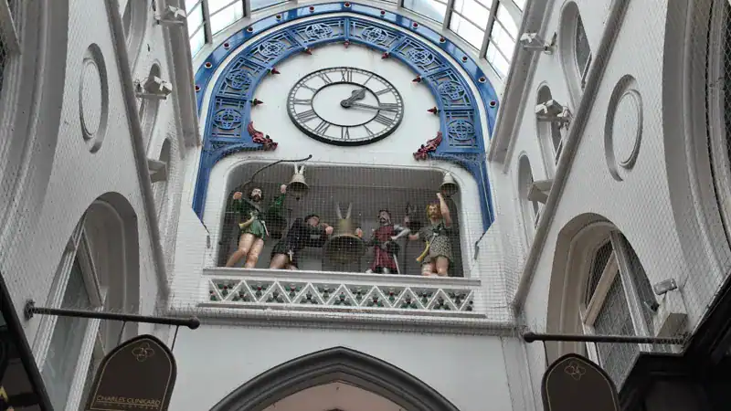 Reloj de Ivanhoe en la Thornton's Arcade de Leeds, con las cuatro figuras de la novela de Walter Scott