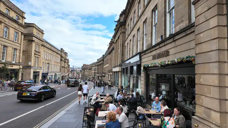 Grey Street bajando en curva desde el monumento a Earl Grey, en Newcastle