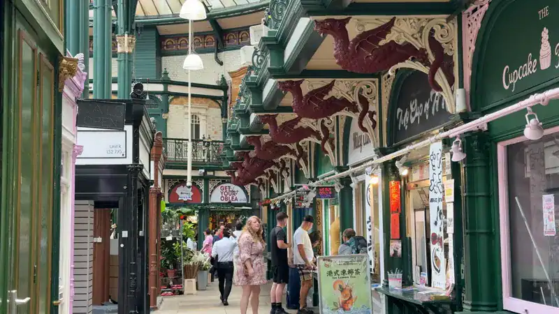 Salón de 1904 del Kirkgate Market de Leeds, con techo de vidrio, hierro fundido y balcones