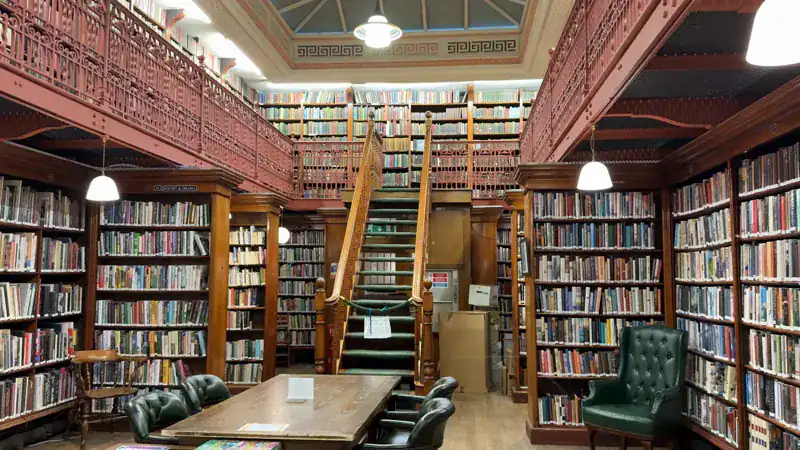 Sala principal de The Leeds Library, la biblioteca de suscripción más antigua que sigue funcionando en las Islas Británicas