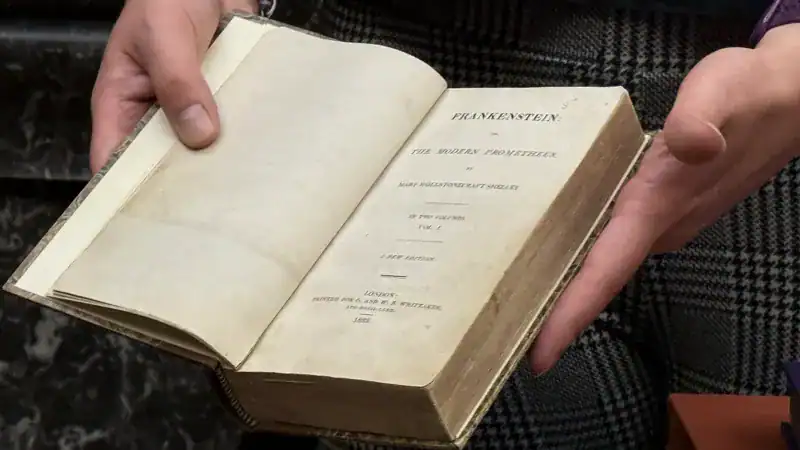 Selección de libros antiguos de The Leeds Library, con el Frankenstein de 1823 y un Hobbit de Allen & Unwin