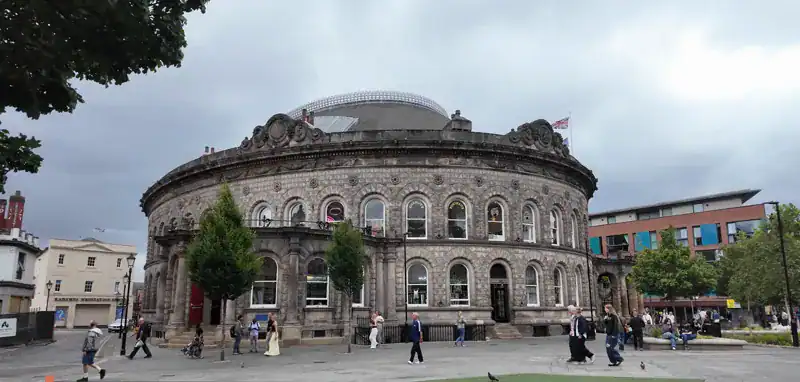 Fachada ovalada del Corn Exchange de Leeds, la antigua bolsa de granos de Cuthbert Brodrick