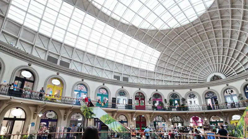 Cúpula vidriada del Corn Exchange de Leeds vista desde adentro, con el balcón de locales independientes