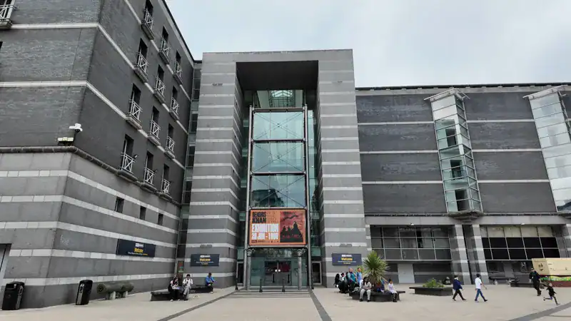 Leeds Dock con el edificio del Royal Armouries, el museo nacional de armas y armaduras del Reino Unido