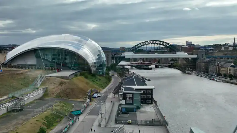 Los puentes del Tyne en fila vistos desde Gateshead, con el Glasshouse en primer plano