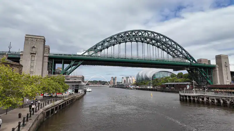 El Tyne Bridge de Newcastle, el arco verde que es el ícono de la ciudad, sobre el río Tyne