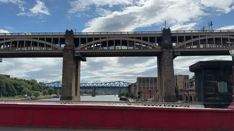 El High Level Bridge de Newcastle, con el tablero del tren arriba y la calzada de autos abajo