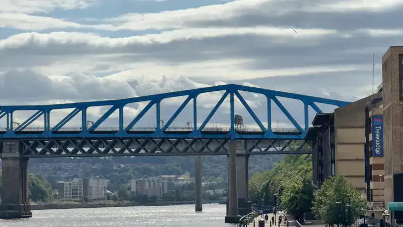 El Queen Elizabeth II Metro Bridge de Newcastle, de celosía azul, el que lleva solo el metro