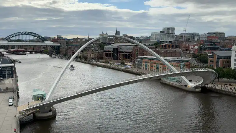 El Gateshead Millennium Bridge entero sobre el río Tyne, con su arco blanco