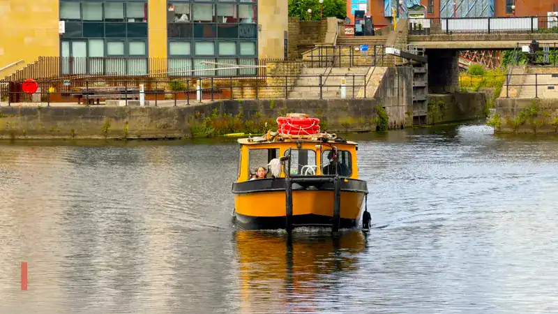 Taxi-bote de Leeds navegando entre Leeds Dock y Granary Wharf