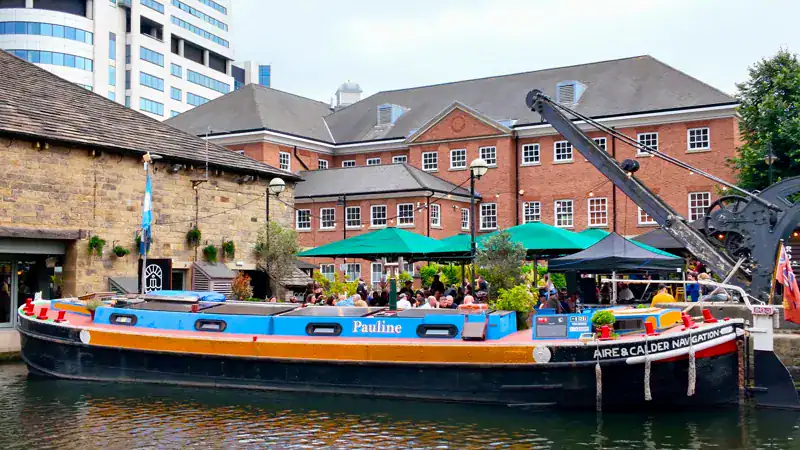 Granary Wharf en Leeds, el extremo del canal de Leeds a Liverpool, con la grúa de hierro del siglo XIX