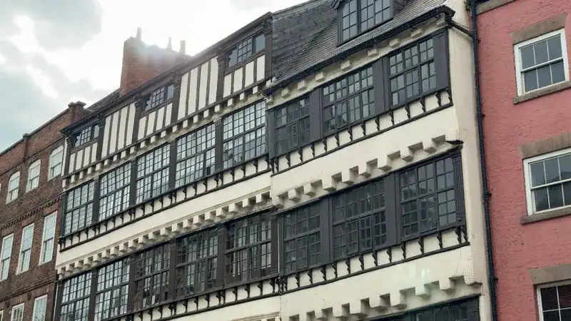 Fachada de la Bessie Surtees House en Sandhill, Newcastle, con entramado de madera y ventanas que ocupan casi toda la pared