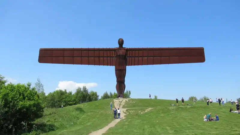 El Angel of the North, la escultura de acero de Antony Gormley en las afueras de Newcastle, con gente al pie que da la escala