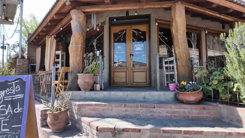 Fachada de la casa de té AgresTe, en el Paseo del Aljibe de Villa de las Rosas