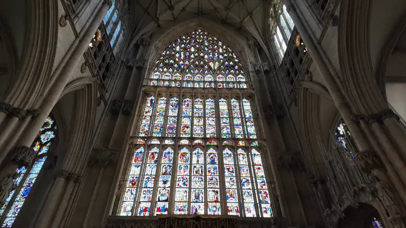 Gran Ventana del Este de la Catedral de York, el vitral medieval del tamaño de una cancha de tenis