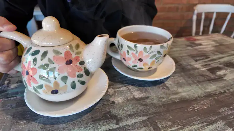Tetera y taza de té con flores pintadas en AgresTe
