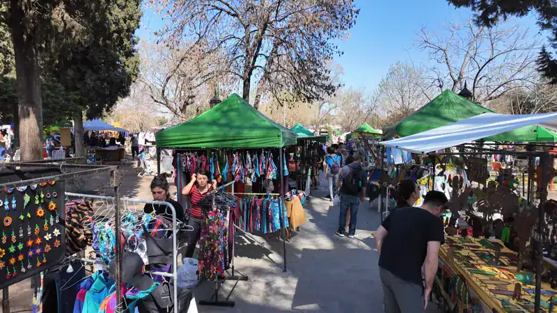 Puestos de la feria de artesanos de Villa de las Rosas un sábado