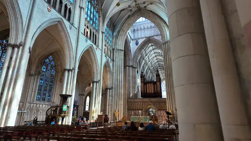 Nave central de la Catedral de York con sus columnas góticas y el órgano al fondo