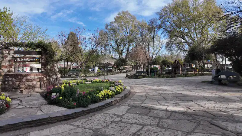 Plaza San Martín de Villa de las Rosas con el aljibe, un día sin feria