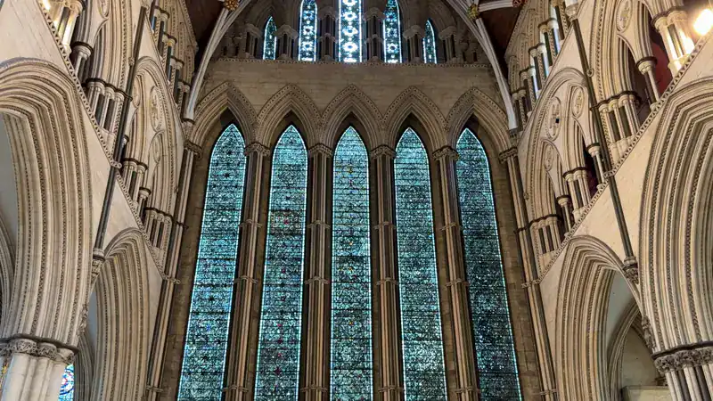 Ventana de las Cinco Hermanas de la Catedral de York, cinco ventanas altas de vidrio gris