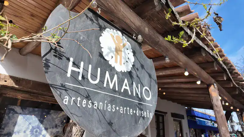 Cartel de la tienda Humano, artesanías, arte y diseño, en Villa de las Rosas