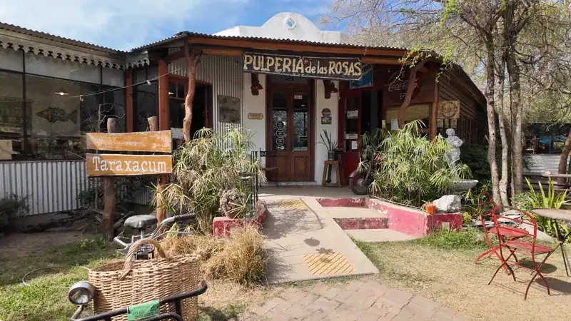 Entrada de la Pulpería de las Rosas, café y librería en Villa de las Rosas