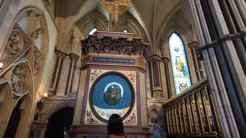 Reloj astronómico de la Catedral de York, memorial a los aviadores de la Segunda Guerra Mundial