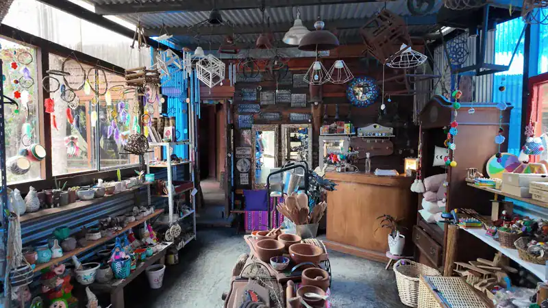Interior de la tienda de artesanías Mamá Búho, al lado de la Pulpería de las Rosas