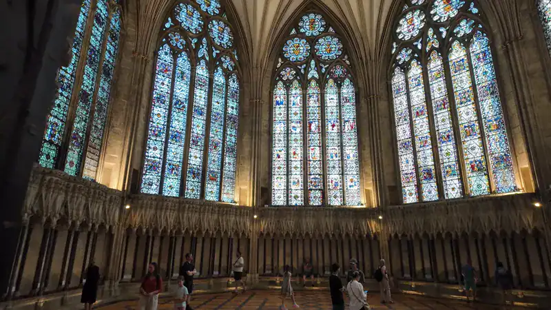 Interior octogonal de la Sala Capitular de la Catedral de York con sus vitrales y la sillería de piedra
